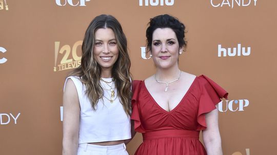 Herečky Jessica Biel (vľavo) a Melanie Lynskey...