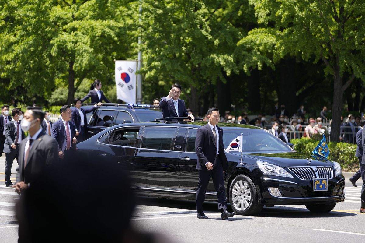 Nový juhokórejský prezident Jun Sok-jol máva z...