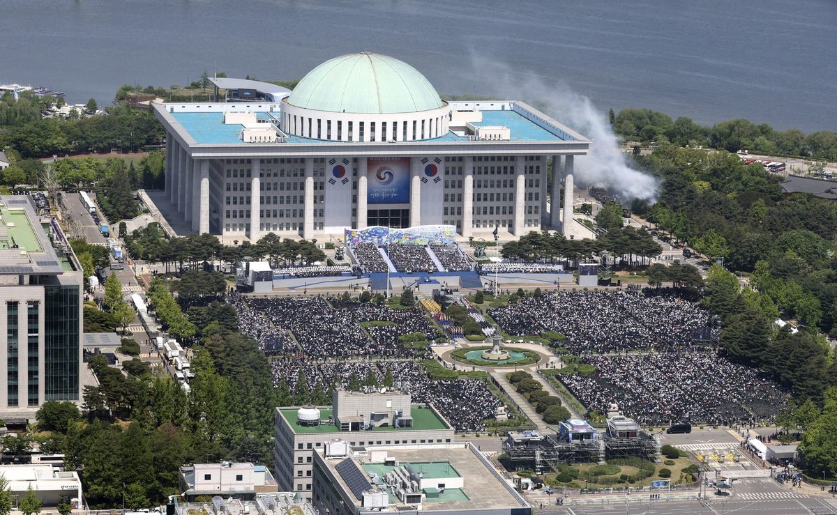 Ľudia počas inaugurácie nového juhokórejského...