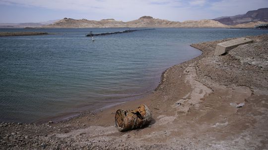 Klesajúca hladina vody v priehrade Mead pri Las Vegas odhalila ľudské pozostatky