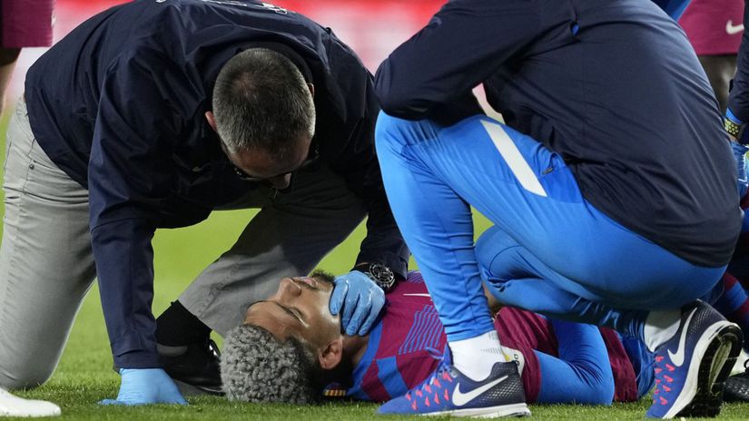 Otrasený Ronald Araújo v opatere zdravotníkov...