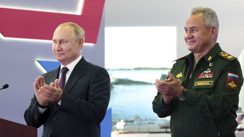 Ruský prezident Vladimir Putin (vľavo) a...