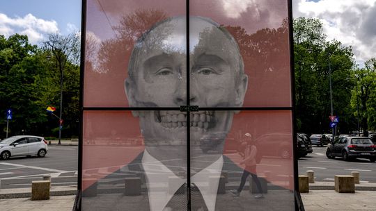 Vyzeralo to ako poprava. V Poľsku zastrelili karikaturistu, ktorý si uťahoval z Putina aj Kadyrova
