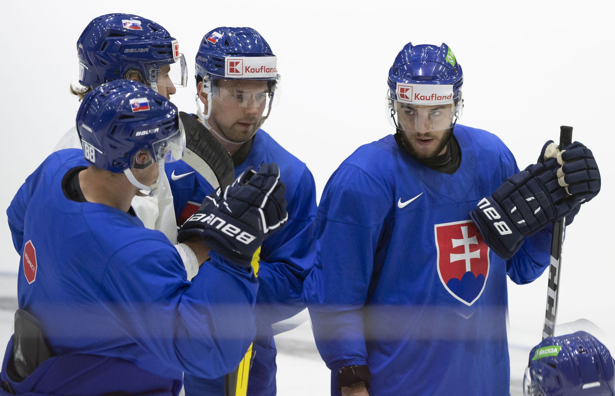 Na snímke slovenskí hokejisti zľava Kristián...