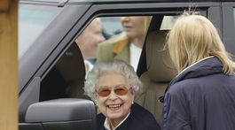 Usmiata 96-ročná kráľovná Alžbeta II. si vyrazila na konskú prehliadku vo Windsore. 