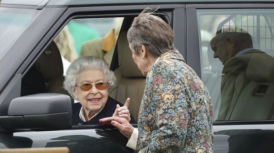 Družná a čiperne pôsobiaca kráľovná Alžbeta II....