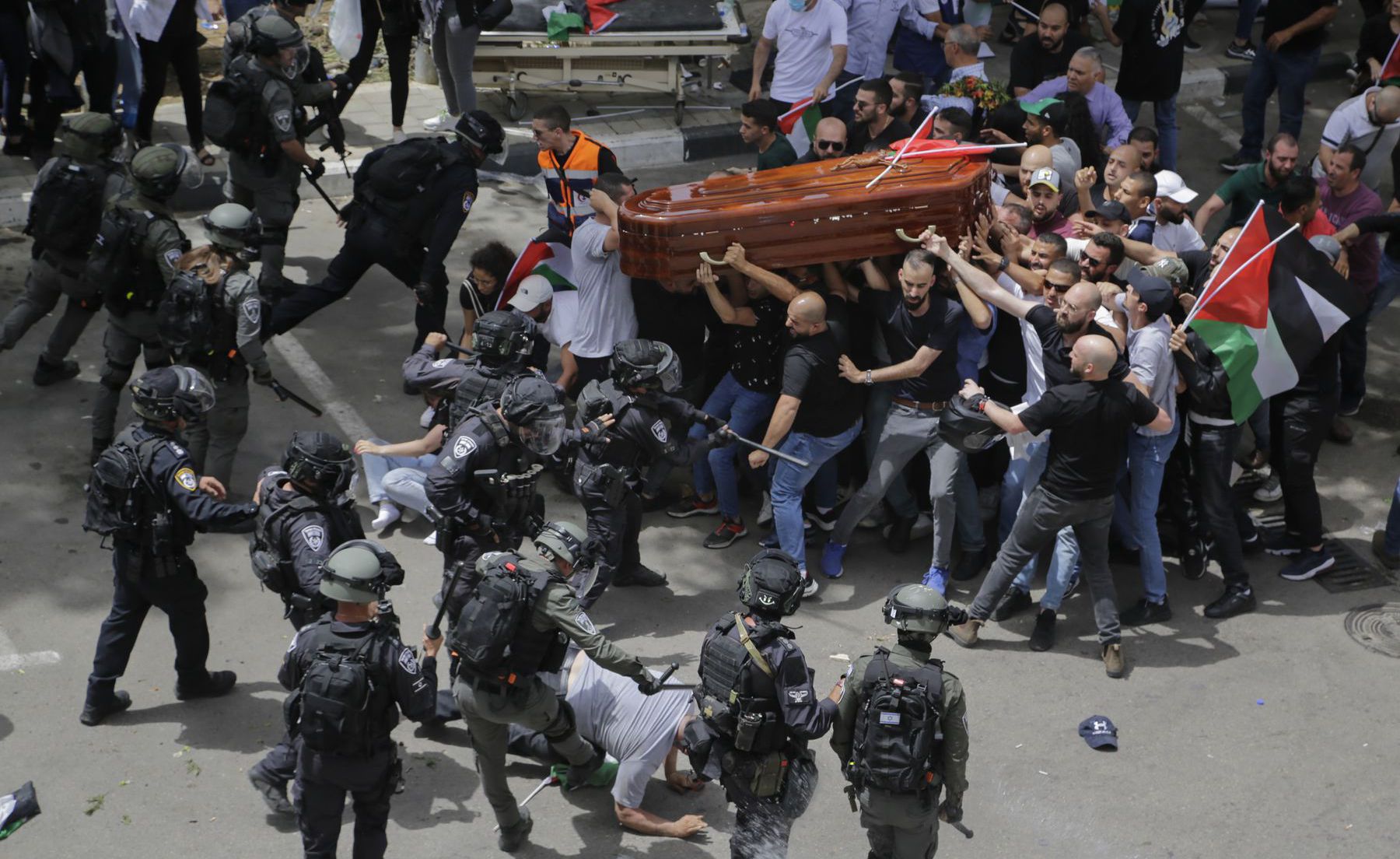 Izraelská polícia tvrdo zakročila voči smútiacim na pohrebe zabitej  novinárky - Svet - Správy - Pravda