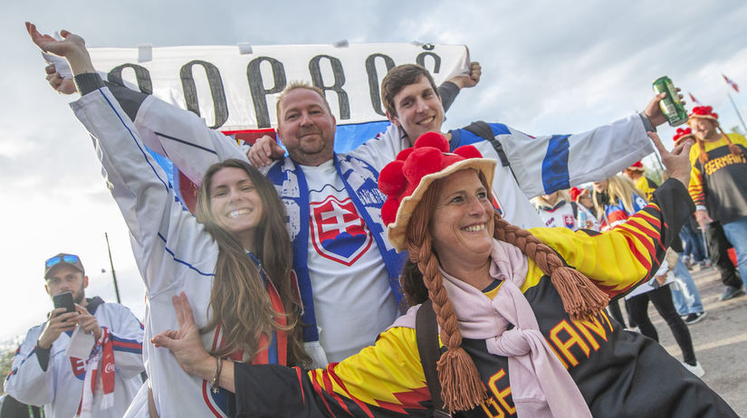 Slovenskí hokejoví fanúšikovia povzbudzujú pred...