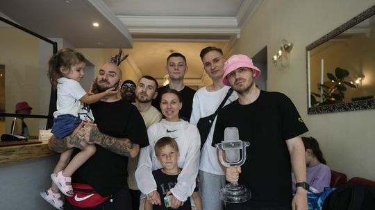 Členovia formácia Kalush Orchestra z Ukrajiny...