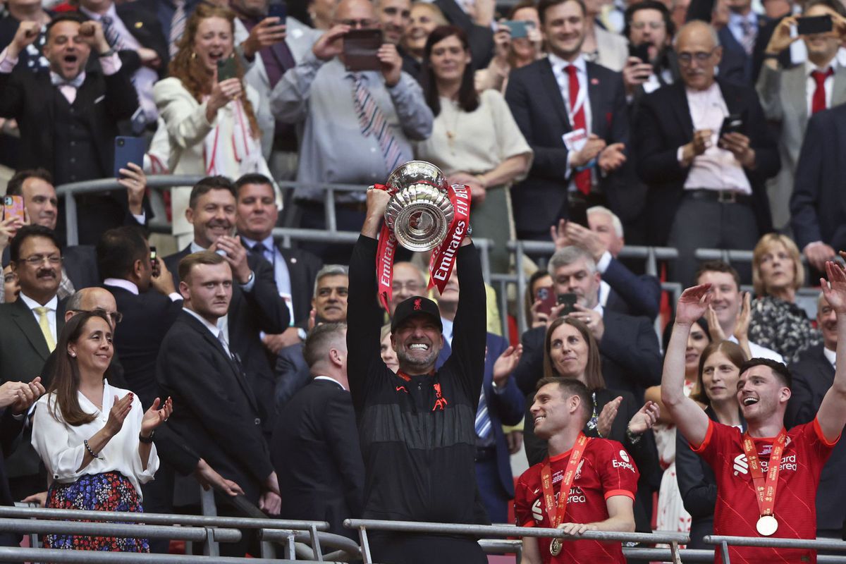 Jürgen Klopp dvíha nad hlavu víťaznú trofej po...