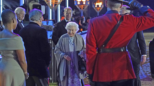 Kráľovná Alžbeta  II. na jazdeckom podujatí na...