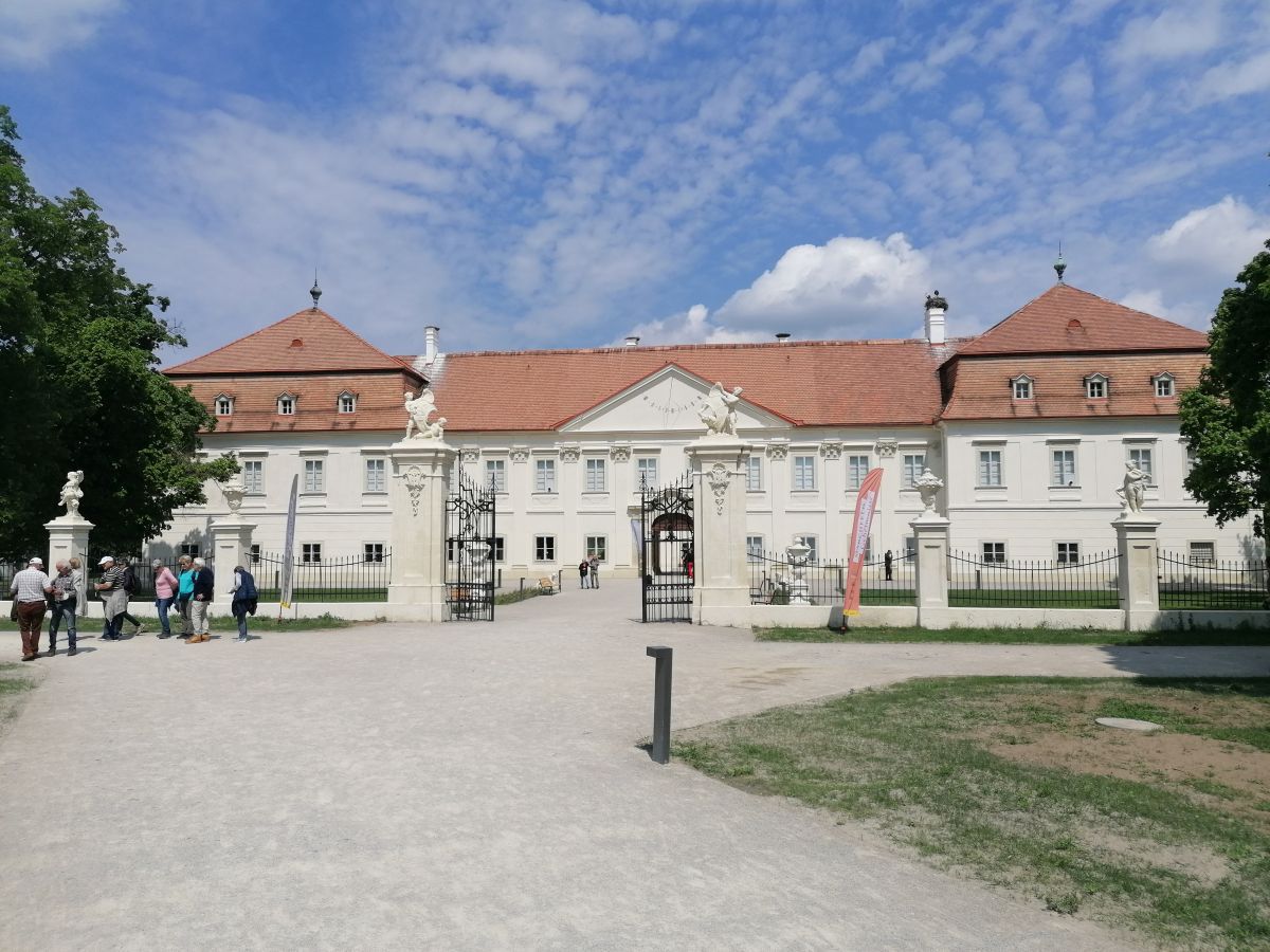 Pôvod zámku Marchegg siaha až do 13. storočia,...