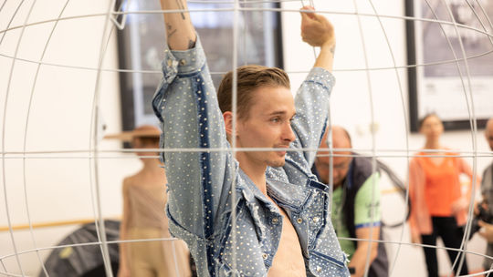 Baletný tanečník Adrian Szelle v kostýme od...