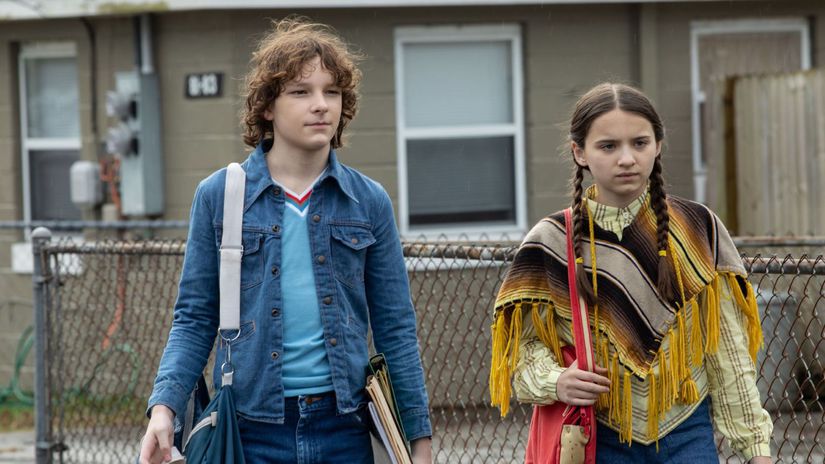 Mason Thames a Madeleine McGraw vo filme Čierny...