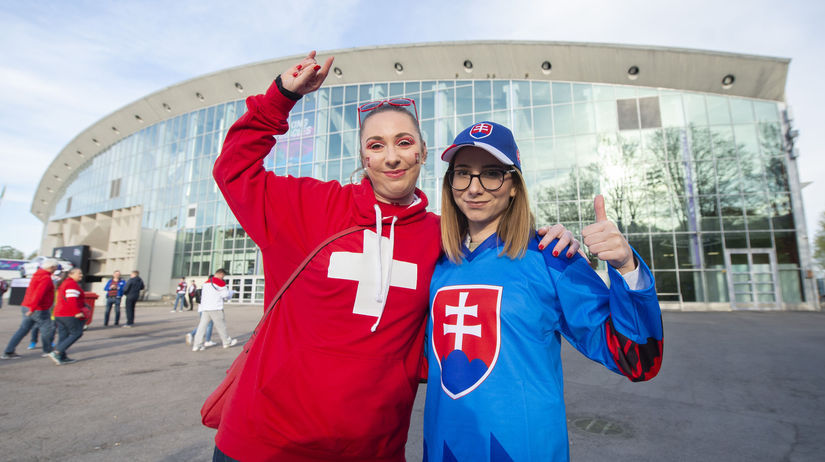 Fanúšičky Švajčiarska a Slovenska pózujú počas...