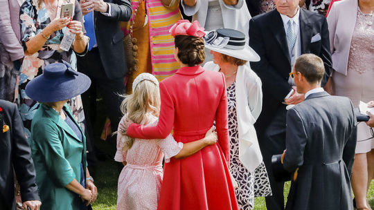 Vojvodkyňa Kate z Cambridge pózuje s jednou z...