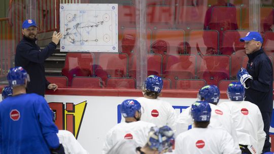 Asistent trénera Andrej Podkonický počas...