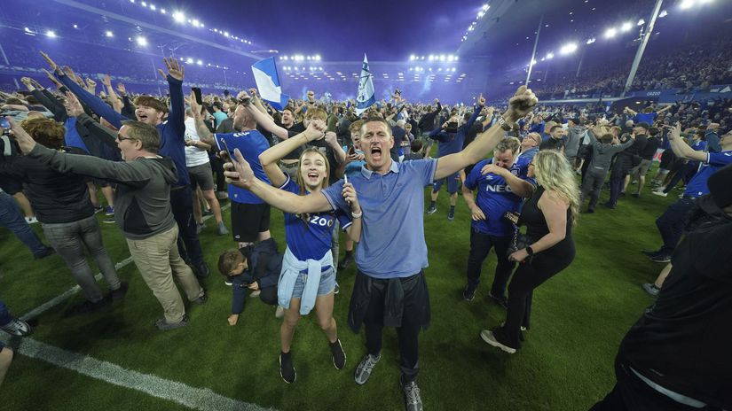 Fanúšikovia Evertonu oslávili záchranu priamo...