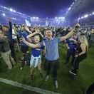 Fanúšikovia Evertonu oslávili záchranu priamo na trávniku.