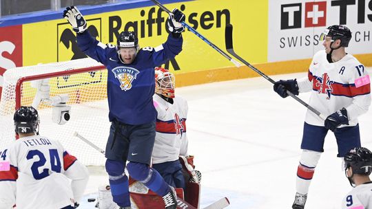 Fín Harri Pesonen sa teší z jedného zo šiestich...