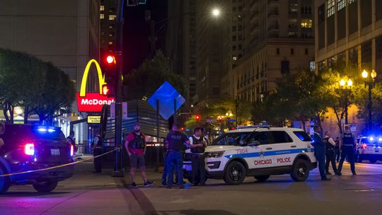 Pri streľbe v Chicagu zomreli dvaja ľudia, ďalších osem je zranených