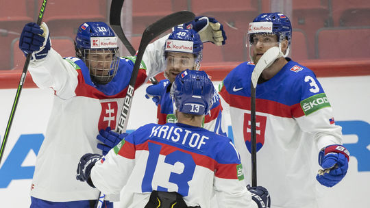 Adam Sýkora (vľavo) sa teší so spoluhráčmi z...