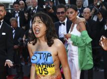 V Cannes protestovala polonahá žena proti...