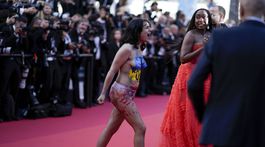 Protestujúca dáma na červenom koberci v Cannes 