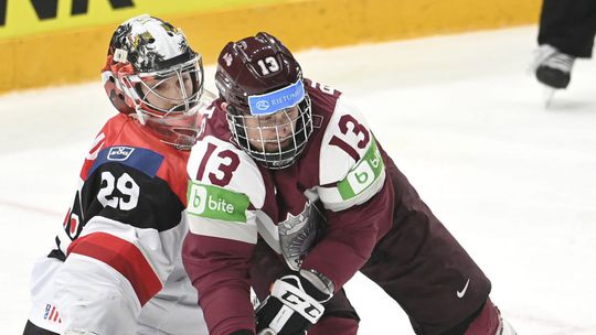 Rihards Bukarts v súboji s rakúskym brankárom...