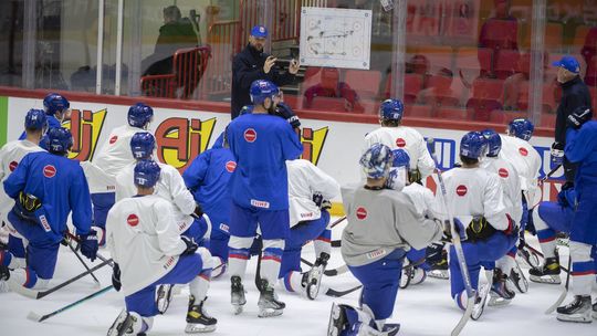 Slovenskí hokejisti počas tréningu.