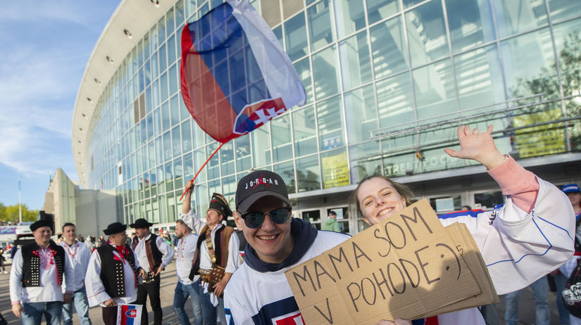 Slovenskí fanúšikovia prichádzajú na zápas...
