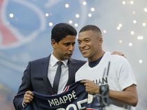 Kylian Mbappé s prezidentom PSG Nasserom Al-Khelaifim krátko po oznámení, že ostáva v klube.