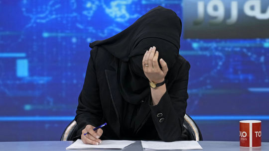 Taliban kontroluje, či majú moderátorky v TV zahalenú tvár. Diskusiu nepripúšťa