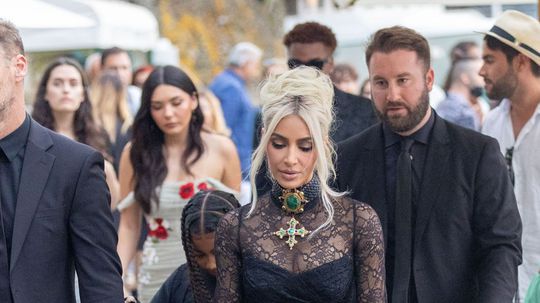 Kim Kardashian prichádza v šatách Dolce &...