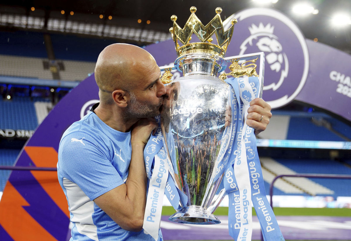 Tréner Manchestru City Pep Guardiola s víťaznou...