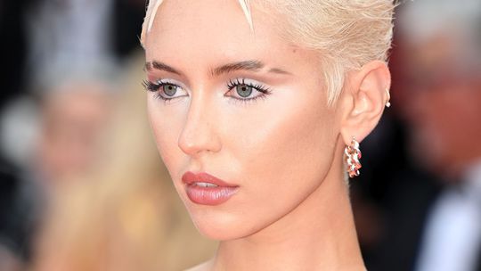 Modelka a herečka Iris Law upravená...