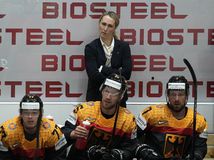 Jessica Campbellová na lavičke nemeckej hokejovej reprezentácie.