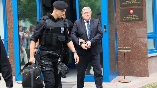 Dušana Kováčika eskortujú z Najvyššieho súdu v...
