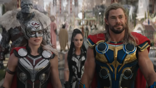 Natalie Portmanová a Chris Hemsworth vo filme...