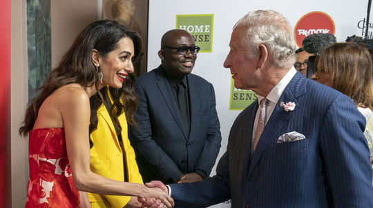 Princ Charles a Amal Clooney počas podujatia...