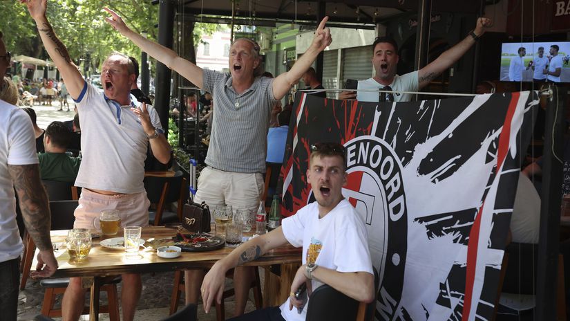 Fanúšikovia Feyenoordu v Tirane pred finále...