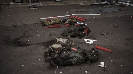 Okupanti v Chersone spálili telá mŕtvych ruských vojakov na smetisku