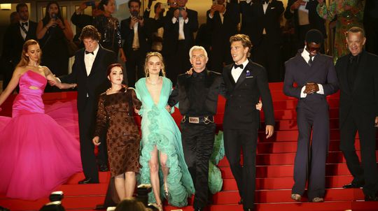 Zľava: Natasha Bassett, Jerry Schilling,...