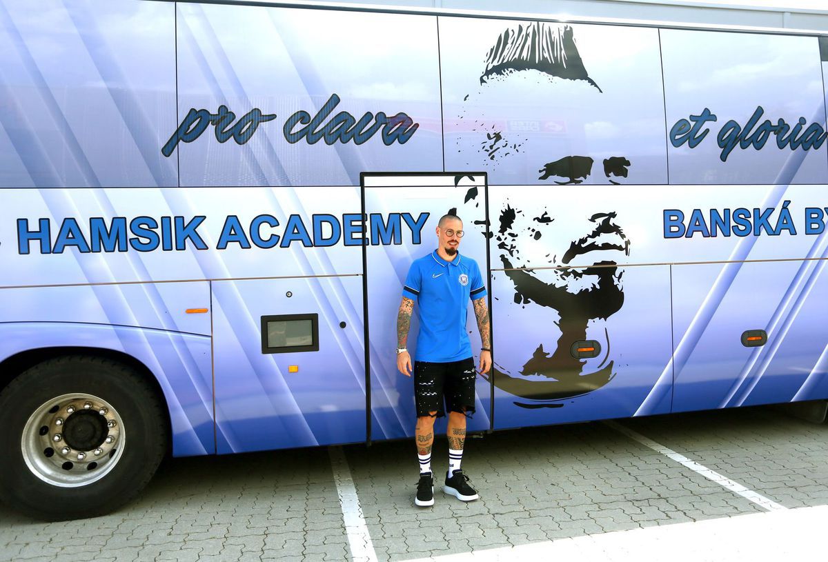 Marek Hamšík pred autobusom RSC Hamsik Academy...
