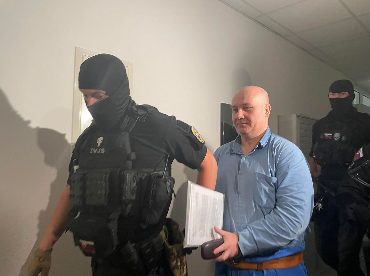 Zoltána Andruskóa privádzajú na súd v stredu...