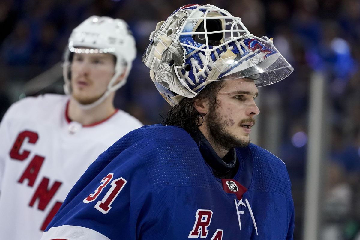 Opora v bránke New Yorku Rangers Igor Šesťorkin.