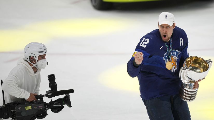 Marko Anttila s víťaznou trofejou.