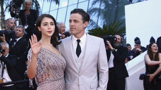 Herecký pár Caylee Cowan a jej partner Casey...