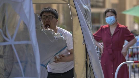 Tisíce ľudí musia ísť do izolácie. Obyvateľ Pekingu porušil covidové opatrenia