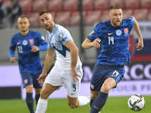 Milan Škriniar (vpravo) vo vlaňajšom kvalifikačnom súboji proti Slovinsku.